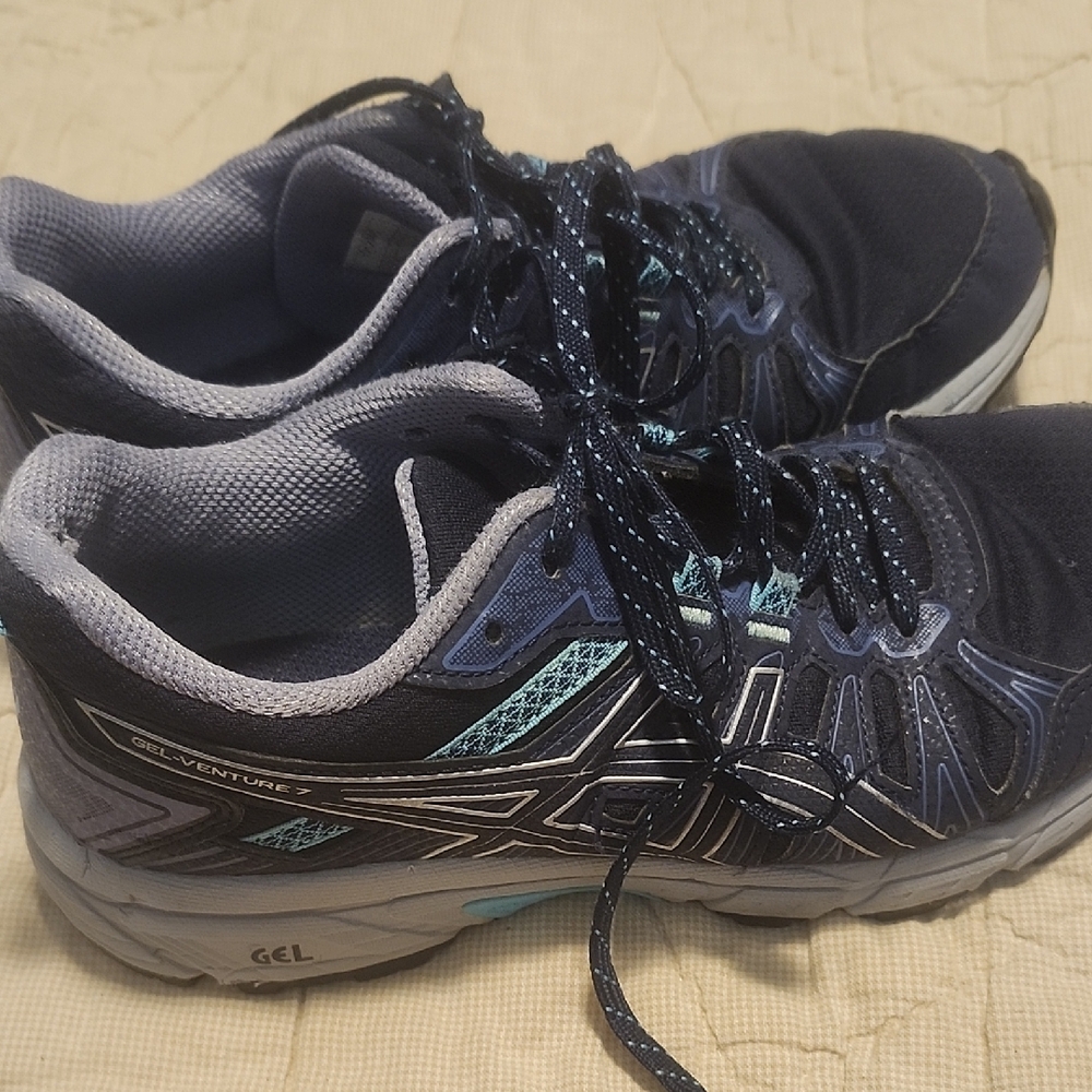 Asics Gel Venture 7 Brand Athletic Shoes with Mesh Upper.